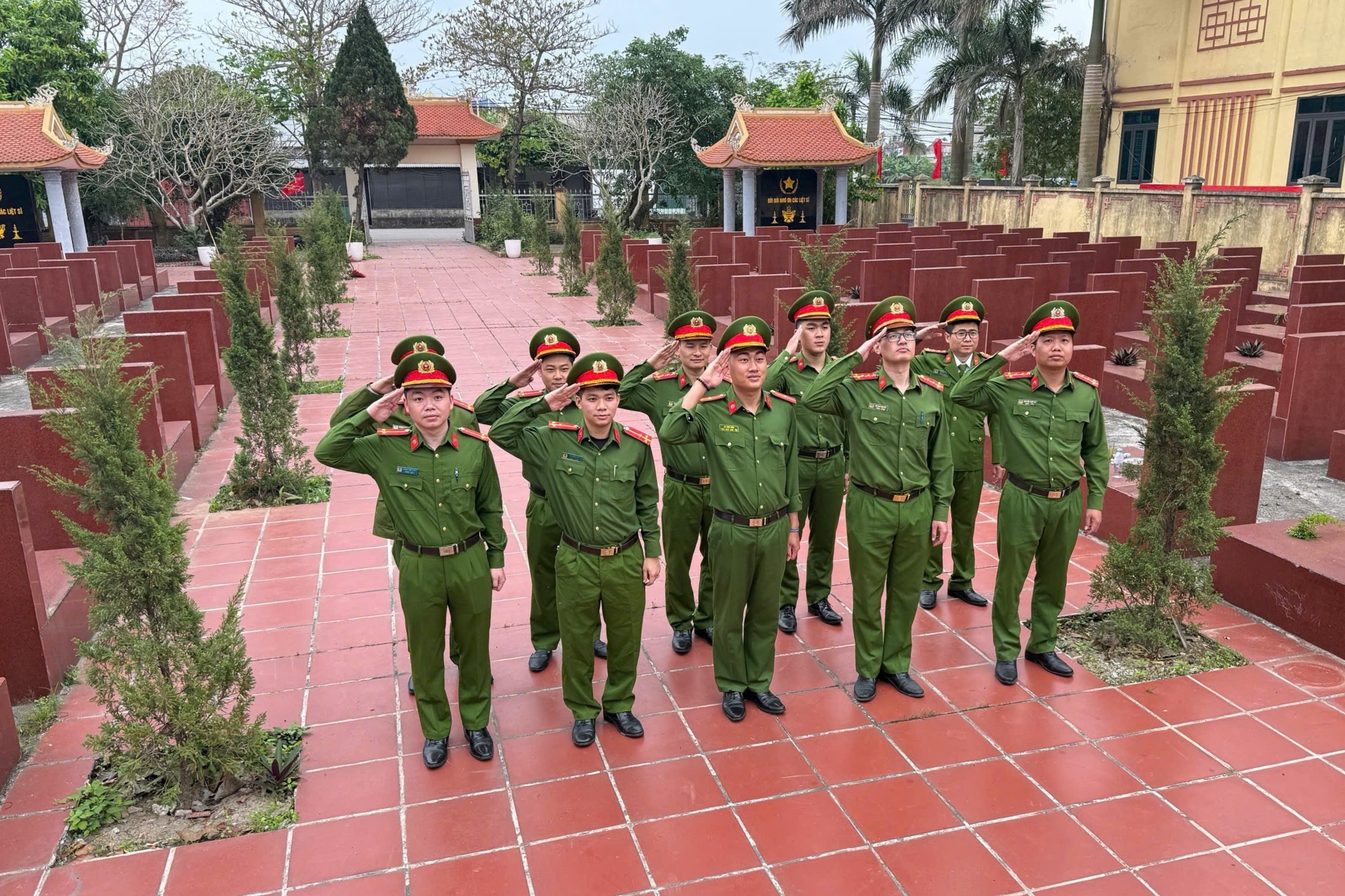 Chi đoàn Công an xã Thượng Hồng tổ chức hoạt động tri ân tại Nghĩa trang Liệt sỹ